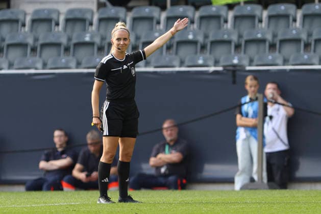 Referee Julia Boike gestures during the DFB Women s Cup match between Borussia Mönchengladbach and FC Bayern Munich at ista Borussia Park on September 27, 2026, in Mönchengladbach, Germany. Photo by Oliver Kaelke, DeFodi Images. Referee Julia Boike gestures during the DFB Women’s Cup match between Borussia Mönchengladbach and FC Bayern Munich at ista Borussia Park on September 27, 2026 in Mönchengladbach, Germany. Photo by Oliver Kaelke, DeFodi Images. DFB and DFL regulations prohibit any use of photographs as image sequences and or quasi-video. Photo by Oliver Kaelke, DeFodi Images.