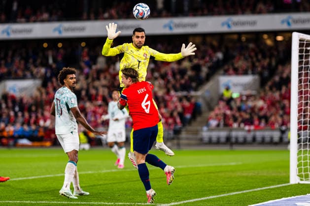 September 27, 2026: Goalkeeper Diogo Costa of Portugal and Patrick Berg of Norway during the Nations League soccer match between Norway and Portugal on September 27, 2026 in Oslo. Photo by Marius Simensen, BILDBYRAN COP 238 VG1010 bbeng football soccer national team match Nations League Norway Portugal  Copyright: MARIUSxSIMENSEN BB260927ZK052
