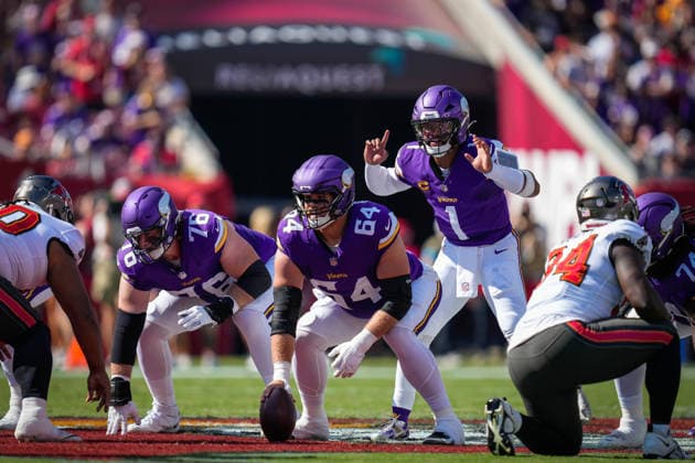 TAMPA, FL - SEPTEMBER 27: TAMPA, FL - SEPTEMBER 27: Minnesota Vikings quarterback Kyler Murray (1) holds up one finger during a game between the Tampa Bay Buccaneers and the Minnesota Vikings, Sunday, September 27, 2026 at Raymond James Stadium in Tampa, Florida (Photo by Ricky Bowden Icon Sportswire) NFL, American Football Herren, USA SEP 27 Vikings at Buccaneers EDITORIAL USE ONLY Icon55309272026031