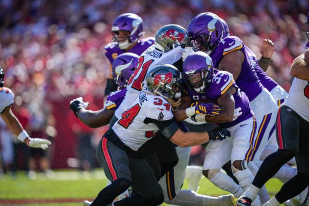 TAMPA, FL - SEPTEMBER 27: Minnesota Vikings running back Aaron Jones Sr. (33) is corralled by Tampa Bay Buccaneers linebacker Alex Anzalone (34) during a game between the Tampa Bay Buccaneers and the Minnesota Vikings, Sunday, September 27, 2026 at Raymond James Stadium in Tampa, Florida (Photo by Ricky Bowden Icon Sportswire) NFL, American Football Herren, USA SEP 27 Vikings at Buccaneers EDITORIAL USE ONLY Icon55309272026053
