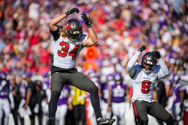 TAMPA, FL - SEPTEMBER 27: TAMPA, FL - SEPTEMBER 27: Tampa Bay Buccaneers linebacker Alex Anzalone (34) jumps in jubilation after a sack during a game between the Tampa Bay Buccaneers and the Minnesota Vikings, Sunday, September 27, 2026 at Raymond James Stadium in Tampa, Florida (Photo by Ricky Bowden Icon Sportswire) NFL, American Football Herren, USA SEP 27 Vikings at Buccaneers EDITORIAL USE ONLY Icon55309272026060