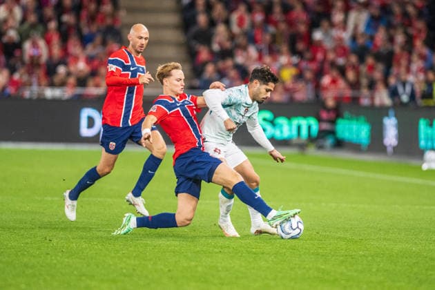 Noruega x Portugal OSLO, DF - 27.09.2026: NORUEGA X PORTUGAL - Pedro Neto challenges for the ball during Norway vs. Portugal in the UEFA Nations League held at Ullevaal Stadion in Oslo, DF. (Photo: Adam Escada Fotoarena) x3021503x  AdamxEscada