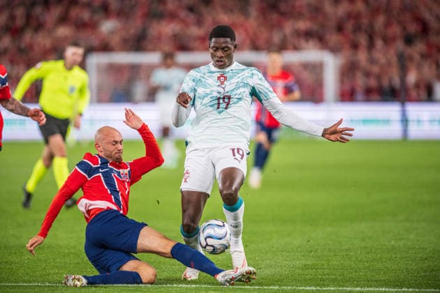 Noruega x Portugal OSLO, DF - 27.09.2026: NORUEGA X PORTUGAL - Nuno Mendes challenges for the ball during Norway vs. Portugal in the UEFA Nations League held at Ullevaal Stadion in Oslo, DF. (Photo: Adam Escada Fotoarena) x3021504x  AdamxEscada