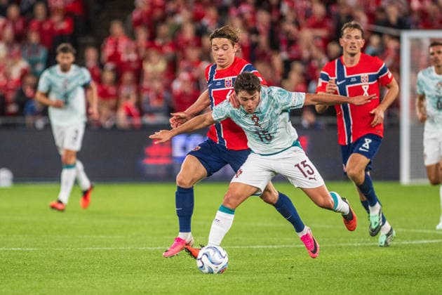 Noruega x Portugal OSLO, DF - 27.09.2026: NORUEGA X PORTUGAL - Joao Neves and Berg during Norway vs Portugal in the UEFA Nations League held at Ullevaal Stadion in Oslo, DF. (Photo: Adam Escada Fotoarena) x3021506x  AdamxEscada