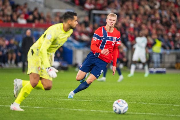 Noruega x Portugal OSLO, DF - 27.09.2026: NORUEGA X PORTUGAL - Haaland puts pressure on goalkeeper Diogo Costa during Norway vs Portugal in the UEFA Nations League held at Ullevaal Stadion in Oslo, DF. (Photo: Adam Escada Fotoarena) x3021516x  AdamxEscada