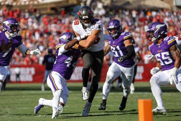 Sep 27, 2026; Tampa, FL, USA; Tampa Bay Buccaneers tight end Cade Otton (88) attempts to avoid a tackle after catching a pass during an NFL, American Football Herren, USA football game between the Minnesota Vikings and Tampa Bay Buccaneers at Raymond James Stadium in Tampa, Florida. Mandatory Credit: Taylor McFee-Cal Media Tampa USA - ZUMAc04_ 20260927_zma_c04_067 Copyright: xTaylorxMcfeex