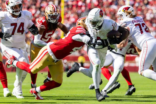 SANTA CLARA, CA - SEPTEMBER 27: Khalid Kareem 47 of the San Francisco 49ers tackles Jeremiyah Love 4 of the Arizona Cardinals during an NFL, American Football Herren, USA game on September 27, 2026 at Levi s Stadium in Santa Clara, CA. (Photo by Matthew Huang Icon Sportswire) NFL: SEP 27 Cardinals at 49ers EDITORIAL USE ONLY Icon260927028