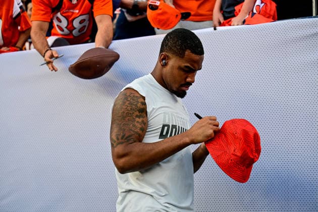 DENVER, CO - SEPTEMBER 27: Denver Broncos wide receiver Jaylen Waddle (17) signs autographs as he warms up before a game between the Los Angeles Rams and the Denver Broncos at Empower Field at Mile High on September 27, 2026 in Denver, Colorado. (Photo by Dustin Bradford Icon Sportswire) NFL, American Football Herren, USA SEP 27 Rams at Broncos EDITORIAL USE ONLY Icon132260927003