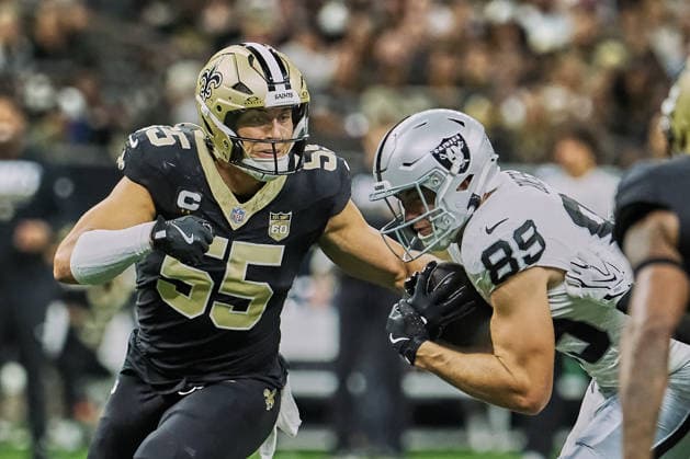 September 27, 2026, New Orleans, Louisiana, U.S: September 27, 2026 New Orleans, Louisiana, USA: (left to right) New Orleans Saints linebacker Kaden Elliss come in to tackle Las Vegas Raiders tight end Brock Bowers during a regular season game on September 27, 2026 in New Orleans, Louisiana, USA: The Raiders beat the Saints 35-27 at an NFL, American Football Herren, USA regular season game. NFL 2026 Raiders At Saints - ZUMAa14_ 20260927_zaf_a14_005 Copyright: xDanxAndersonx