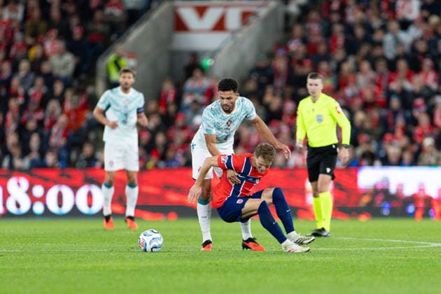 OSLO, NORWAY - SEPTEMBER 27: Martin Odegaard of Norway battle for the ball during the UEFA Nations League match between Norway and Portugal at Ullevaal Stadion on September 27, 2026 in Oslo, Norway. (Photo by Ane Frosaker Sports Press Photo) Copyright: xAnexFrosakerx xSPPx Sportspressphoto_SPR241583