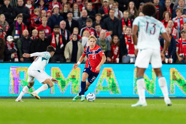 OSLO, NORWAY - SEPTEMBER 27: Andreas Schjelderup of Norway controls the ball during the UEFA Nations League match between Norway and Portugal at Ullevaal Stadion on September 27, 2026 in Oslo, Norway. (Photo by Ane Frosaker Sports Press Photo) Copyright: xAnexFrosakerx xSPPx Sportspressphoto_SPR241584