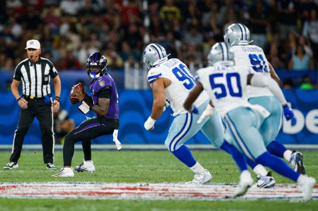 Soccer - NFL, American Football Herren, USA Rio Game: Baltimore Ravens v Dallas Cowboys - Baltimore Ravens v Dallas Cowboys RIO DE JANEIRO, BRAZIL - SEPTEMBER 27: LAMAR JACKSON 8 of Baltimore Ravens carries the ball during the NFL Rio Game: Baltimore Ravens v Dallas Cowboys match between Baltimore Ravens and Dallas Cowboys at Maracana Stadium on September 27, 2026 in Rio de Janeiro, Brazil. Rio de Janeiro Maracana Stadium Brazil Copyright: xRuanoxCarneiroxRuanoxCarneirox