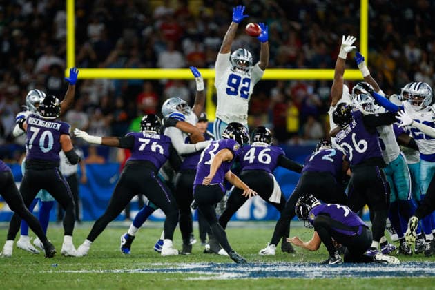 Soccer - NFL, American Football Herren, USA Rio Game: Baltimore Ravens v Dallas Cowboys - Baltimore Ravens v Dallas Cowboys RIO DE JANEIRO, BRAZIL - SEPTEMBER 27: TYLER LOOP 33 of Baltimore Ravens kicks a field goal during the NFL: Baltimore Ravens v Dallas Cowboys match between Baltimore Ravens and Dallas Cowboys at Maracana Stadium on September 27, 2026 in Rio de Janeiro, Brazil. Rio de Janeiro Maracana Stadium Brazil Copyright: xRuanoxCarneiroxRuanoxCarneirox