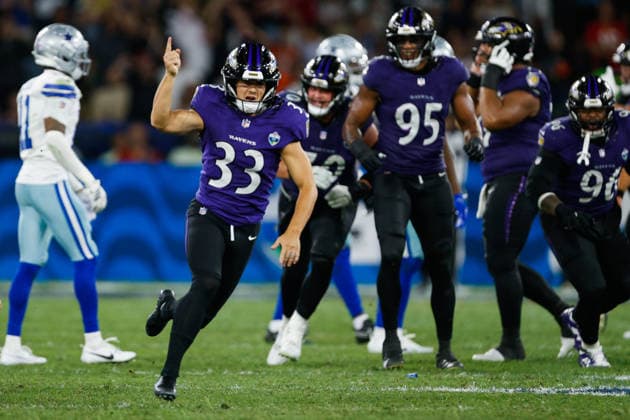 Soccer - NFL, American Football Herren, USA Rio Game: Baltimore Ravens v Dallas Cowboys - Baltimore Ravens v Dallas Cowboys RIO DE JANEIRO, BRAZIL - SEPTEMBER 27: TYLER LOOP 33 of Baltimore Ravens celebrates the winner field goal during the NFL: Baltimore Ravens v Dallas Cowboys match between Baltimore Ravens and Dallas Cowboys at Maracana Stadium on September 27, 2026 in Rio de Janeiro, Brazil. Rio de Janeiro Maracana Stadium Brazil Copyright: xRuanoxCarneiroxRuanoxCarneirox