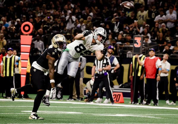 NEW ORLEANS, LA - SEPTEMBER 27: Kool-Aid McKinstry 1 of the New Orleans Saints breaks up a pass to Brock Bowers 89 of the Las Vegas Raiders during the first half of an NFL, American Football Herren, USA game on September 27. 2026, at Caesars Superdome in New Orleans, Louisiana. (Photo by Derick Hingle Icon Sportswire) NFL: SEP 27 Raiders at Saints EDITORIAL USE ONLY Icon12626927017