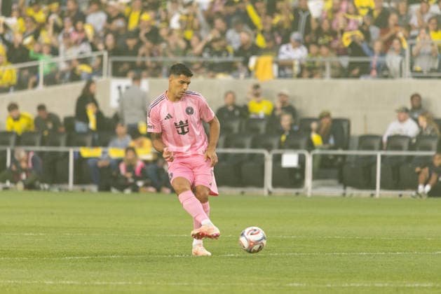 COLUMBUS, OH - SEPTEMBER 27: Inter Miami CF Forward Luis Suarez (9) passes the ball in the first half during the MLS, Fussball Herren, USA match between Columbus Crew and Inter Miami on September 27th, 2026 at ScottsMiracle-Gro Field in Columbus, OH (Photo by Michael Brown Icon Sportswire) SOCCER: SEP 27 MLS Columbus Crew vs Inter Miami CF EDITORIAL USE ONLY Icon27026092701