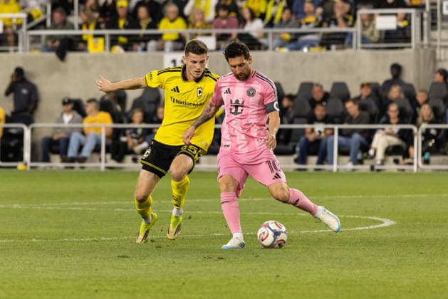 COLUMBUS, OH - SEPTEMBER 27: Inter Miami CF Forward Lionel Messi (10) looks to pass the ball as Columbus Crew Midfielder Sean Zawadzki (25) defends in the first half during the MLS, Fussball Herren, USA match between Columbus Crew and Inter Miami on September 27th, 2026 at ScottsMiracle-Gro Field in Columbus, OH (Photo by Michael Brown Icon Sportswire) SOCCER: SEP 27 MLS Columbus Crew vs Inter Miami CF EDITORIAL USE ONLY Icon27026092702