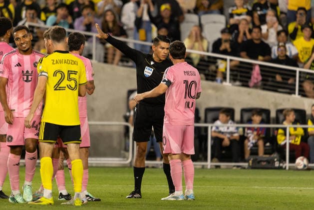 COLUMBUS, OH - SEPTEMBER 27: Inter Miami CF Forward Lionel Messi (10) is seen talking to the match official in the first half during the MLS, Fussball Herren, USA match between Columbus Crew and Inter Miami on September 27th, 2026 at ScottsMiracle-Gro Field in Columbus, OH (Photo by Michael Brown Icon Sportswire) SOCCER: SEP 27 MLS Columbus Crew vs Inter Miami CF EDITORIAL USE ONLY Icon27026092708