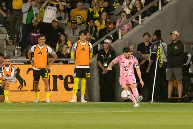 COLUMBUS, OH - SEPTEMBER 27: Inter Miami CF Forward Lionel Messi (10) attempts a corner kick in the first half during the MLS, Fussball Herren, USA match between Columbus Crew and Inter Miami on September 27th, 2026 at ScottsMiracle-Gro Field in Columbus, OH (Photo by Michael Brown Icon Sportswire) SOCCER: SEP 27 MLS Columbus Crew vs Inter Miami CF EDITORIAL USE ONLY Icon27026092717