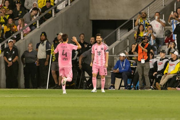 COLUMBUS, OH - SEPTEMBER 27: Inter Miami CF Forward Lionel Messi (10) smiles and celebrates with Inter Miami CF Defender Facundo Mura (4) after scoring a goal in the first half during the MLS, Fussball Herren, USA match between Columbus Crew and Inter Miami on September 27th, 2026 at ScottsMiracle-Gro Field in Columbus, OH (Photo by Michael Brown Icon Sportswire) SOCCER: SEP 27 MLS Columbus Crew vs Inter Miami CF EDITORIAL USE ONLY Icon27026092718