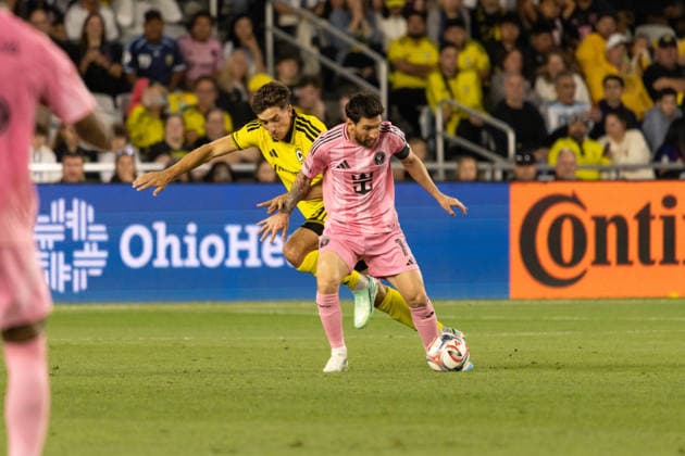 COLUMBUS, OH - SEPTEMBER 27: Inter Miami CF Forward Lionel Messi (10) dribbles the ball in the first half during the MLS, Fussball Herren, USA match between Columbus Crew and Inter Miami on September 27th, 2026 at ScottsMiracle-Gro Field in Columbus, OH (Photo by Michael Brown Icon Sportswire) SOCCER: SEP 27 MLS Columbus Crew vs Inter Miami CF EDITORIAL USE ONLY Icon27026092723