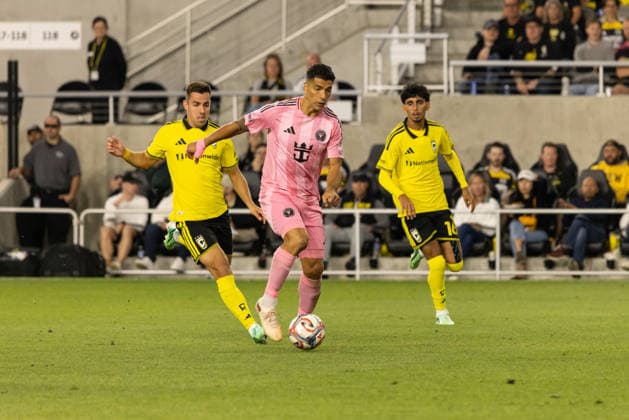 COLUMBUS, OH - SEPTEMBER 27: Inter Miami CF Forward Luis Suarez (9) dribbles the ball on the field in the second half during the MLS, Fussball Herren, USA match between Columbus Crew and Inter Miami on September 27th, 2026 at ScottsMiracle-Gro Field in Columbus, OH (Photo by Michael Brown Icon Sportswire) SOCCER: SEP 27 MLS Columbus Crew vs Inter Miami CF EDITORIAL USE ONLY Icon27026092728