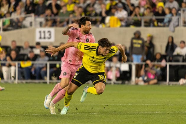 COLUMBUS, OH - SEPTEMBER 27: Columbus Crew Defender Malte Amundsen (18) battles for the ball against Inter Miami CF Forward Lionel Messi (10) in the second half during the MLS, Fussball Herren, USA match between Columbus Crew and Inter Miami on September 27th, 2026 at ScottsMiracle-Gro Field in Columbus, OH (Photo by Michael Brown Icon Sportswire) SOCCER: SEP 27 MLS Columbus Crew vs Inter Miami CF EDITORIAL USE ONLY Icon27026092746
