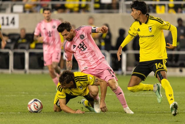 COLUMBUS, OH - SEPTEMBER 27: Columbus Crew Defender Malte Amundsen (18) falls to the ground as he battles for the ball against Inter Miami CF Forward Lionel Messi (10) in the second half during the MLS, Fussball Herren, USA match between Columbus Crew and Inter Miami on September 27th, 2026 at ScottsMiracle-Gro Field in Columbus, OH (Photo by Michael Brown Icon Sportswire) SOCCER: SEP 27 MLS Columbus Crew vs Inter Miami CF EDITORIAL USE ONLY Icon27026092747