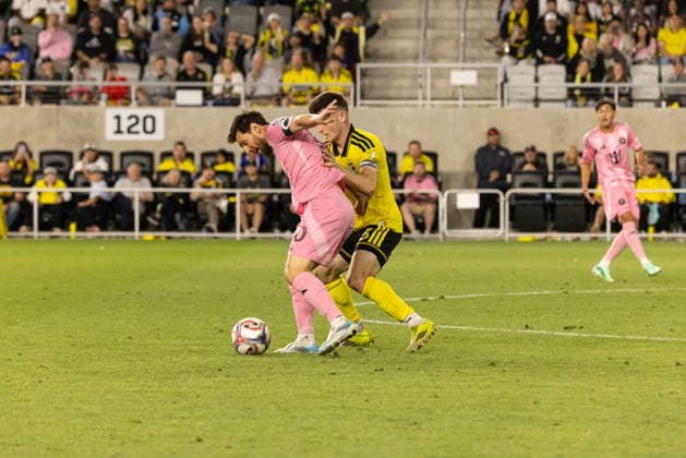 COLUMBUS, OH - SEPTEMBER 27: Inter Miami CF Forward Lionel Messi (10) looks to attack with the ball against Columbus Crew Midfielder Sean Zawadzki (25) in the second half during the MLS, Fussball Herren, USA match between Columbus Crew and Inter Miami on September 27th, 2026 at ScottsMiracle-Gro Field in Columbus, OH (Photo by Michael Brown Icon Sportswire) SOCCER: SEP 27 MLS Columbus Crew vs Inter Miami CF EDITORIAL USE ONLY Icon27026092748