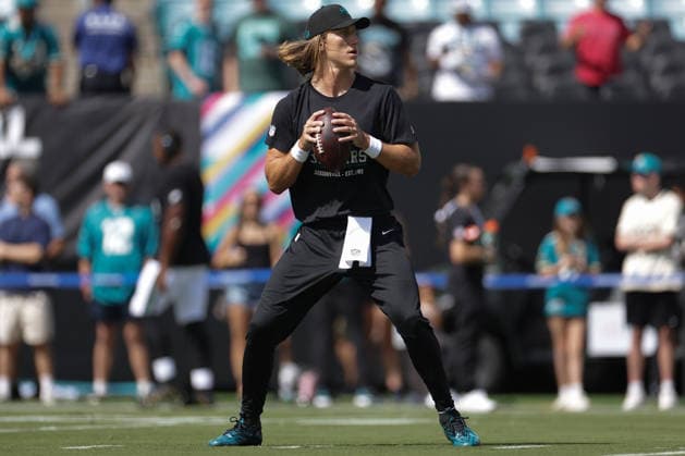 JACKSONVILLE, FL - SEPTEMBER 27: Trevor Lawrence 16 of the Jacksonville Jaguars warms up before the game between the Jacksonville Jaguars and the New England Patriots on September 27, 2026 at EverBank Stadium in Jacksonville, Fl. (Photo by David Rosenblum Icon Sportswire) NFL, American Football Herren, USA SEP 27 Patriots at Jaguars EDITORIAL USE ONLY Icon260927004418