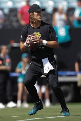 JACKSONVILLE, FL - SEPTEMBER 27: Trevor Lawrence 16 of the Jacksonville Jaguars warms up before the game between the Jacksonville Jaguars and the New England Patriots on September 27, 2026 at EverBank Stadium in Jacksonville, Fl. (Photo by David Rosenblum Icon Sportswire) NFL, American Football Herren, USA SEP 27 Patriots at Jaguars EDITORIAL USE ONLY Icon260927004406