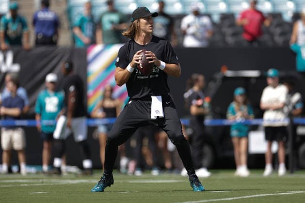 JACKSONVILLE, FL - SEPTEMBER 27: Trevor Lawrence 16 of the Jacksonville Jaguars warms up before the game between the Jacksonville Jaguars and the New England Patriots on September 27, 2026 at EverBank Stadium in Jacksonville, Fl. (Photo by David Rosenblum Icon Sportswire) NFL, American Football Herren, USA SEP 27 Patriots at Jaguars EDITORIAL USE ONLY Icon260927004419