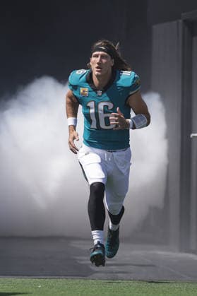 JACKSONVILLE, FL - SEPTEMBER 27: Trevor Lawrence 16 of the Jacksonville Jaguars runs out on the field before the game between the Jacksonville Jaguars and the New England Patriots on September 27, 2026 at EverBank Stadium in Jacksonville, Fl. (Photo by David Rosenblum Icon Sportswire) NFL, American Football Herren, USA SEP 27 Patriots at Jaguars EDITORIAL USE ONLY Icon260927005373