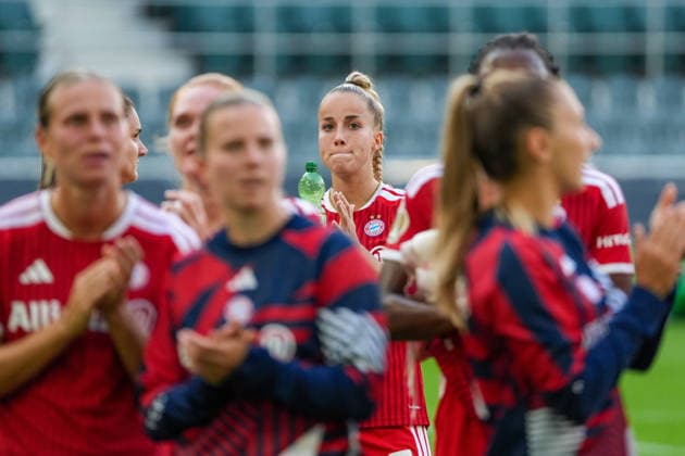 September 27, 2026, GER, Soccer, Women s, DFB Cup, 2026–2027 Season, Round 1, Borussia Mönchengladbach vs. FC Bayern Munich Giulia Gwinn, FC Bayern Munich, after the game in front of the Mönchengladbach fan section at Borussia Park, North Rhine-Westphalia, Germany Copyright: xNordphoto Reddigx