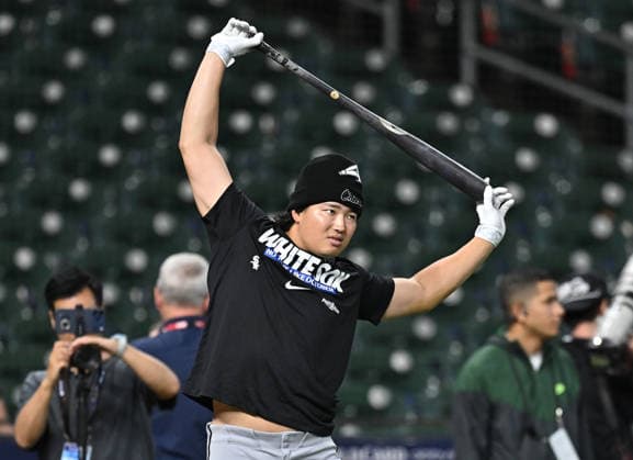 Chicago White Sox first baseman Munetaka Murakami (5) warms up before the start of an MLB, Baseball Herren, USA American League Wild Card game against the Houston Astros at Daikin Park in Houston, Texas, on Tuesday, September 29, 2026. HOU20260929702 MARIAxLYSAKER