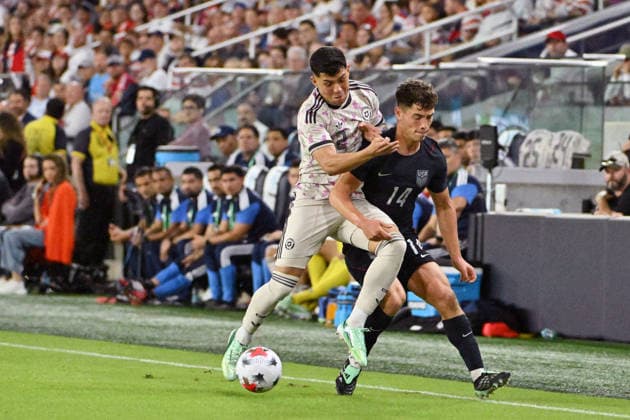 Futbol, Estados Unidos vs Chile Partido amistoso 2026. El jugador de Chile, Felipe Faundez, izquierda, disputa el balon contra Sebastian Berhalter de Estados Unidos durante el partido amistoso disputado en el estadio Energizer Park en San Luis, Estados Unidos. 29 09 2026 Jeff Lee Photosport Football, United States vs. Chile Friendly match 2026. Chilean player Felipe Faundez, left, vies for the ball against Sebastian Berhalter of Unites States during the friendly match at the Energizer Park stadium in Saint Louis, United States. 29 09 2026 Jeff Lee Photosport Estados Unidos vs Chile, partido amistoso 2026