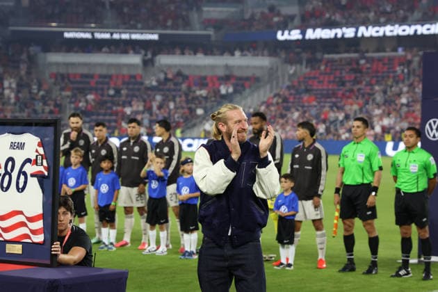September 29, 2026, St. Louis, Missouri, USA: ST. LOUIS, MO - SEPTEMBER 29: Former U.S. Men s national team, Nationalteam defender TIM REAM is honored before the USA Men s National Team s International Friendly, Länderspiel, Nationalmannschaft against Chile at Energizer Park in St. Louis, Missouri, on September 29, 2026. St. Louis USA - ZUMAn332 20260929_zsp_n332_002 Copyright: xTaylorxNickersonx