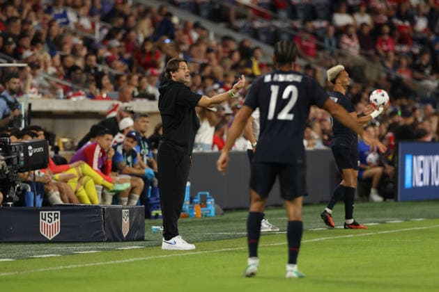September 29, 2026, St. Louis, Missouri, USA: ST. LOUIS, MO - SEPTEMBER 29: U.S. MEN S national team, Nationalteam HEAD COACH MAURICIO POCHETTINO watches from the sidelines during an International Friendly, Länderspiel, Nationalmannschaft against Chile at Energizer Park in St. Louis, Missouri, on September 29, 2026. St. Louis USA - ZUMAn332 20260929_zsp_n332_009 Copyright: xTaylorxNickersonx