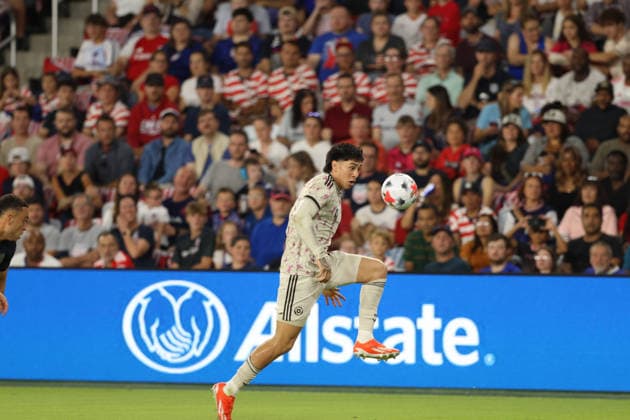 September 29, 2026, St. Louis, Missouri, USA: ST. LOUIS, MO - SEPTEMBER 29: MAXIMILIANO GUTIo°RREZ of CHILE settles the ball during an International Friendly, Länderspiel, Nationalmannschaft against the USA MEN S national team, Nationalteam at Energizer Park in St. Louis, Missouri, on September 29, 2026. St. Louis USA - ZUMAn332 20260929_zsp_n332_012 Copyright: xTaylorxNickersonx