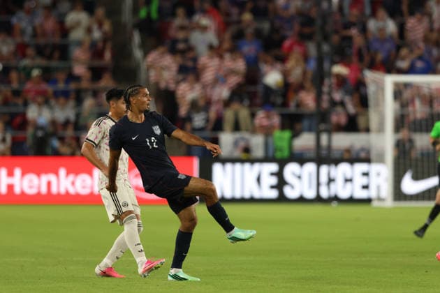 September 29, 2026, St. Louis, Missouri, USA: ST. LOUIS, MO - SEPTEMBER 29: MILES ROBINSON of the USA MEN S national team, Nationalteam passes the ball during an International Friendly, Länderspiel, Nationalmannschaft against Chile at Energizer Park in St. Louis, Missouri, on September 29, 2026. St. Louis USA - ZUMAn332 20260929_zsp_n332_013 Copyright: xTaylorxNickersonx