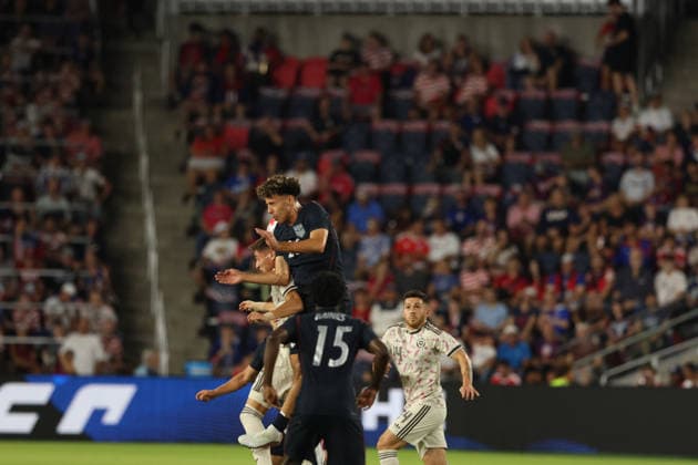 September 29, 2026, St. Louis, Missouri, USA: ST. LOUIS, MO - SEPTEMBER 29: ADRI MEHMETI of the USA MEN S national team, Nationalteam heads the ball against CHILE S DEFENDER during an International Friendly, Länderspiel, Nationalmannschaft at Energizer Park in St. Louis, Missouri, on September 29, 2026. St. Louis USA - ZUMAn332 20260929_zsp_n332_018 Copyright: xTaylorxNickersonx