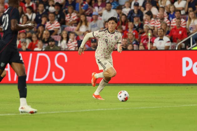 September 29, 2026, St. Louis, Missouri, USA: ST. LOUIS, MO - SEPTEMBER 29: MAXIMILIANO GUTIo°RREZ of CHILE dribbles the ball during an International Friendly, Länderspiel, Nationalmannschaft against the USA MEN S national team, Nationalteam at Energizer Park in St. Louis, Missouri, on September 29, 2026. St. Louis USA - ZUMAn332 20260929_zsp_n332_017 Copyright: xTaylorxNickersonx