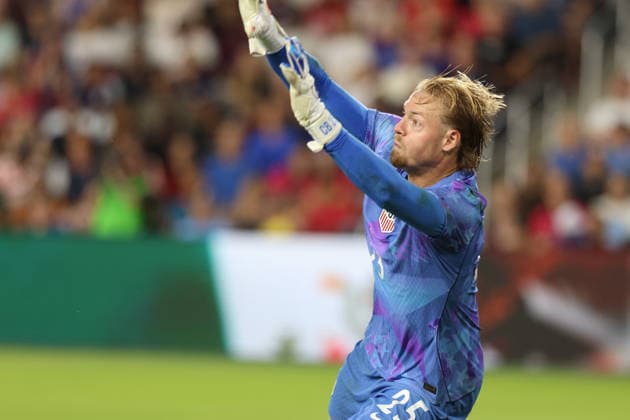 September 29, 2026, St. Louis, Missouri, USA: ST. LOUIS, MO - SEPTEMBER 29: CHRIS BRADY of the USA MEN S national team, Nationalteam dives to save the ball during an International Friendly, Länderspiel, Nationalmannschaft against Chile at Energizer Park in St. Louis, Missouri, on September 29, 2026. St. Louis USA - ZUMAn332 20260929_zsp_n332_021 Copyright: xTaylorxNickersonx