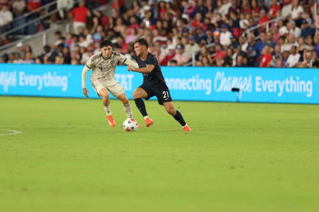 September 29, 2026, St. Louis, Missouri, USA: ST. LOUIS, MO - SEPTEMBER 29: FRANKIE WESTFIELD of the USA MEN S national team, Nationalteam dribbles the ball while guarded by MAXIMILIANO GUTIo°RREZ of CHILE during an International Friendly, Länderspiel, Nationalmannschaft at Energizer Park in St. Louis, Missouri, on September 29, 2026. St. Louis USA - ZUMAn332 20260929_zsp_n332_025 Copyright: xTaylorxNickersonx