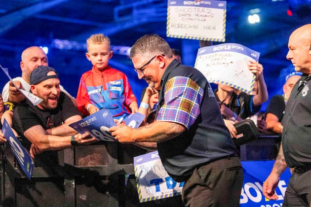 2026 BOYLE Sports World Grand Prix Gary Anderson signs autographs during the 2026 Boyle Sports World Grand Prix at Mattioli Arena, Leicester, United Kingdom on 29 September 2026 Credit: James Hibbert Every Second Media Editorial use only. All images are copyright Every Second Media Limited. No images may be reproduced without prior permission. Copyright: xIMAGO EveryxSecondxMediax ESM-2193-0035 JamesxHibbertx xEveryxSecondxMediax