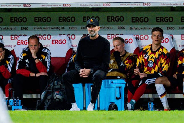 Nations League, Group A, Matchday 2, Germany vs. Greece on September 27, 2026, at the WWK Arena in Augsburg. Jürgen Klopp (Germany) is sitting on a beverage crate; Chris Führich and Finn Dahmen are in the background. Copyright: xBahhoxKarax