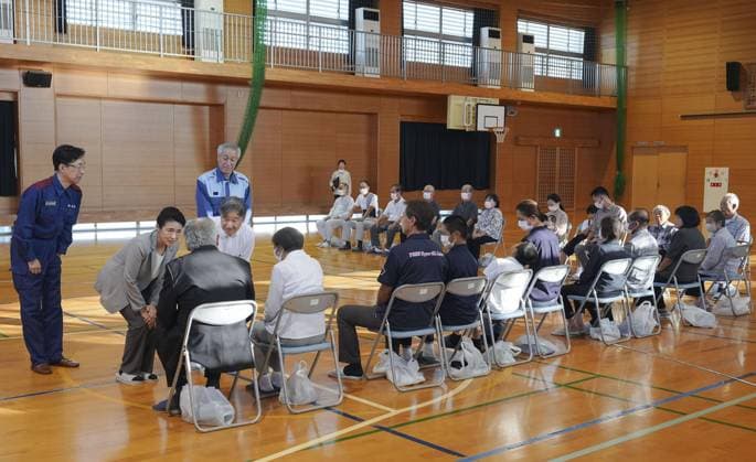 Emperor, empress visit quake-hit Kumamoto Pref. Japan s Emperor Naruhito (in crouching position) and Empress Masako talk on Sept. 30, 2026, with people in Hikawa, a Kumamoto Prefecture town devastated by a massive earthquake in late July. (Pool photo) A14AA0005629473P