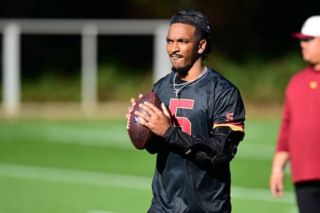Washington Commanders, Practise Session Washington Commanders quarterback Jayden Daniels wearing a protective arm brace during the Washington Commanders training session and practise at the Grove Hotel, Chandler s Cross, UK on 30 September 2026. Chandler s Cross Grove Hotel Hertfordshire UK Editorial use only , Copyright: xDennisxGoodwinx PSI-24958-0006