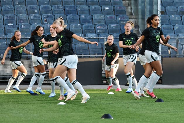 SOCCER - WEC, Sturm vs Wolfsburg GRAZ,AUSTRIA,30.SEP.26 - SOCCER - UEFA Women s Europa Cup, qualification, SK Sturm Graz vs VfL Wolfsburg. Image shows team of Wolfsburg during warm-up.  GEPAxpictures xChrisxBauer