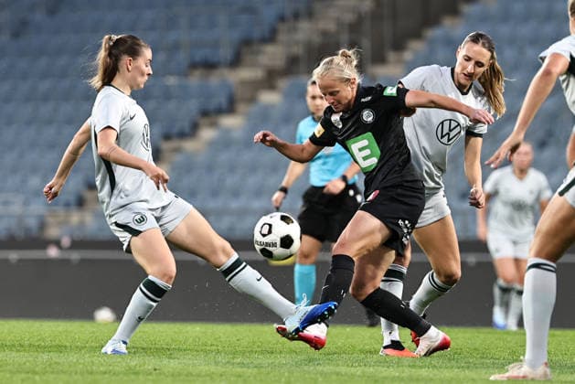 SOCCER - WEC, Sturm vs Wolfsburg GRAZ,AUSTRIA,30.SEP.26 - SOCCER - UEFA Women s Europa Cup, qualification, SK Sturm Graz vs VfL Wolfsburg. Image shows Sophia Kleinherne (Wolfsburg), Sara Pavlovic (Sturm) and Lara Prasnikar (Wolfsburg).  GEPAxpictures xChrisxBauer
